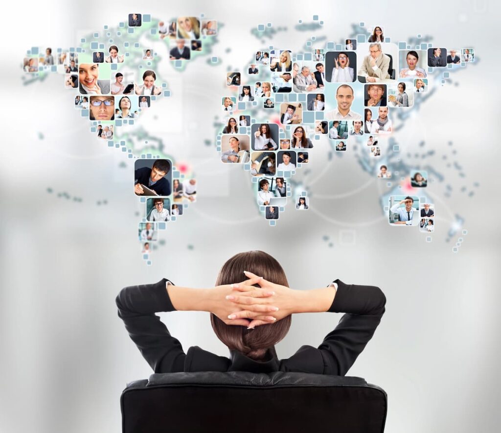 mujer de negocios frente a un mapa mundial formado por perfiles de personas para networking internacional